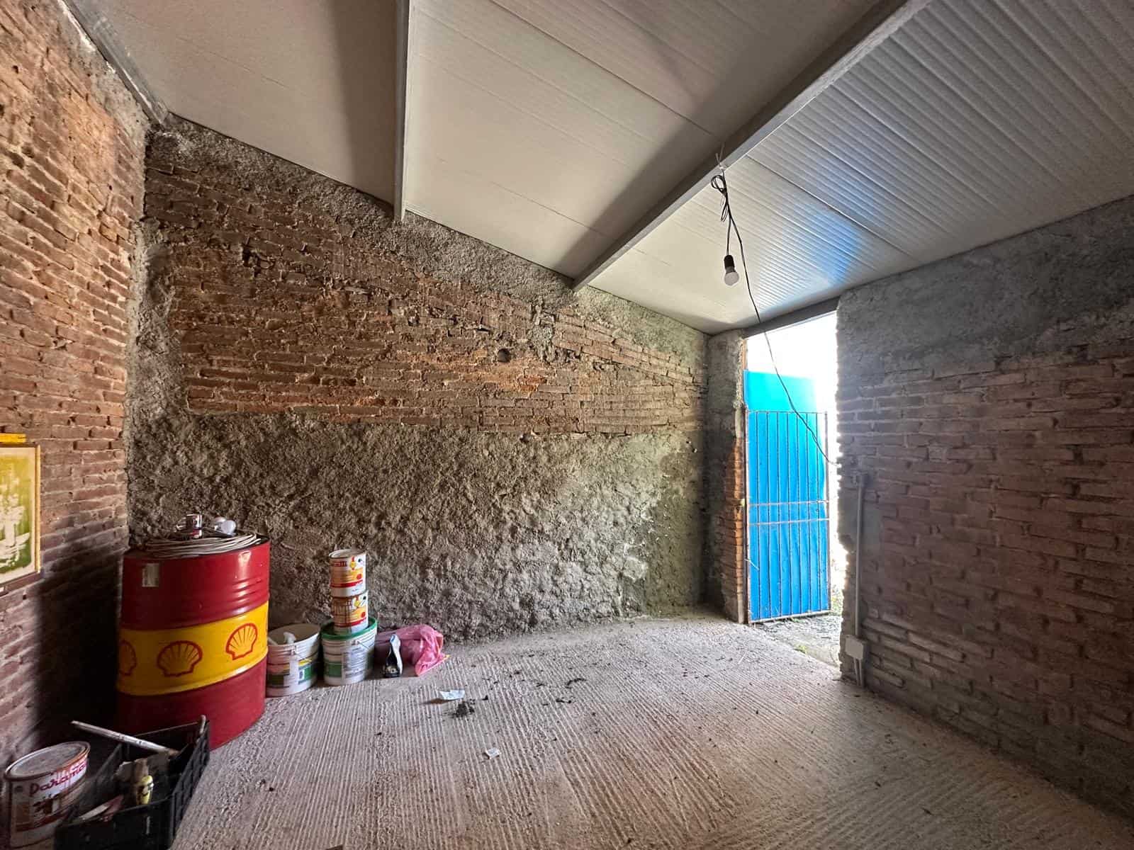 Settembre 2023, foto di un’immobile in fase di ristrutturazione con pareti in mattoni a vista e pavimento grezzo, ideale per progetti di restauro e rinnovo di case e proprietà immobiliari.