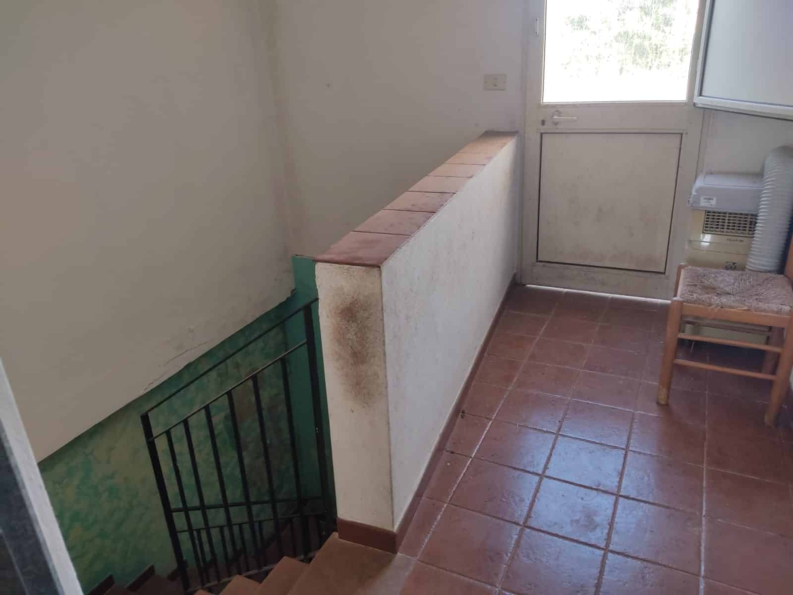 Scale di sicurezza con ringhiera, ingresso condominiale, spazio esterno, scala interna, appartamento in affitto NextCasa Torino.