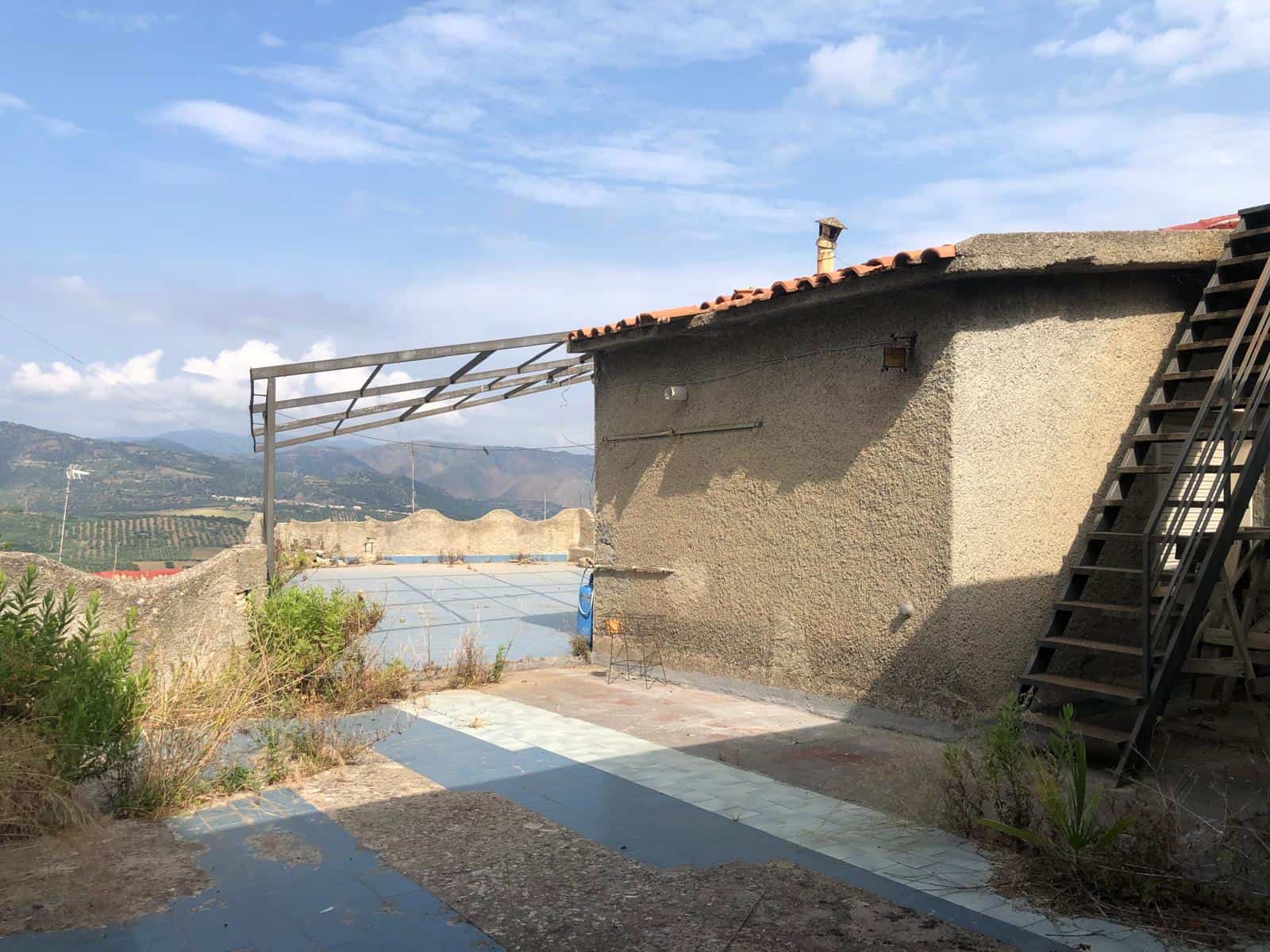 TERRAZZA CON VIEW PANORAMICA SULLE COLLINE, AZIENDA IMMOBILIARE NextCasa, spazi esterni con superficie in pietra e piante, ideale per relax e convivialità, vista panoramica sulle montagne e le vigne del territorio.