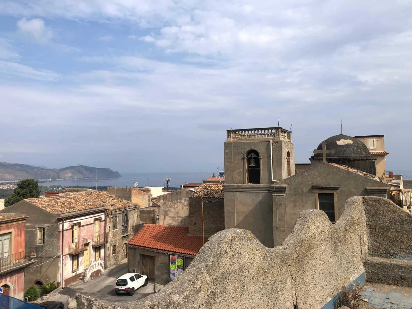 Vecchio quartiere con chiese storiche e vista sul mare, caratterizzato da edifici in pietra e tetti in terracotta, perfetto per chi cerca un'abitazione con charme e panorama mozzafiato.