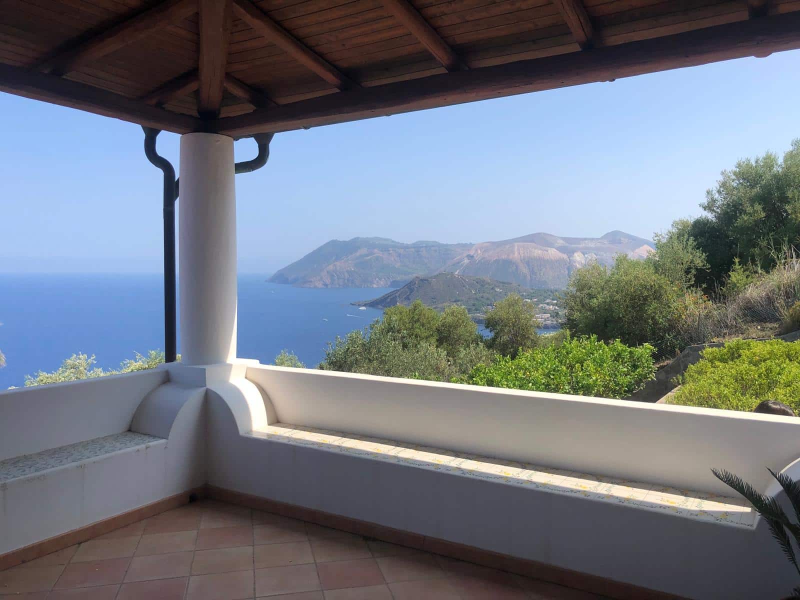 Vista panoramica mare dall'ampio balcone di una villa in località rilassante.