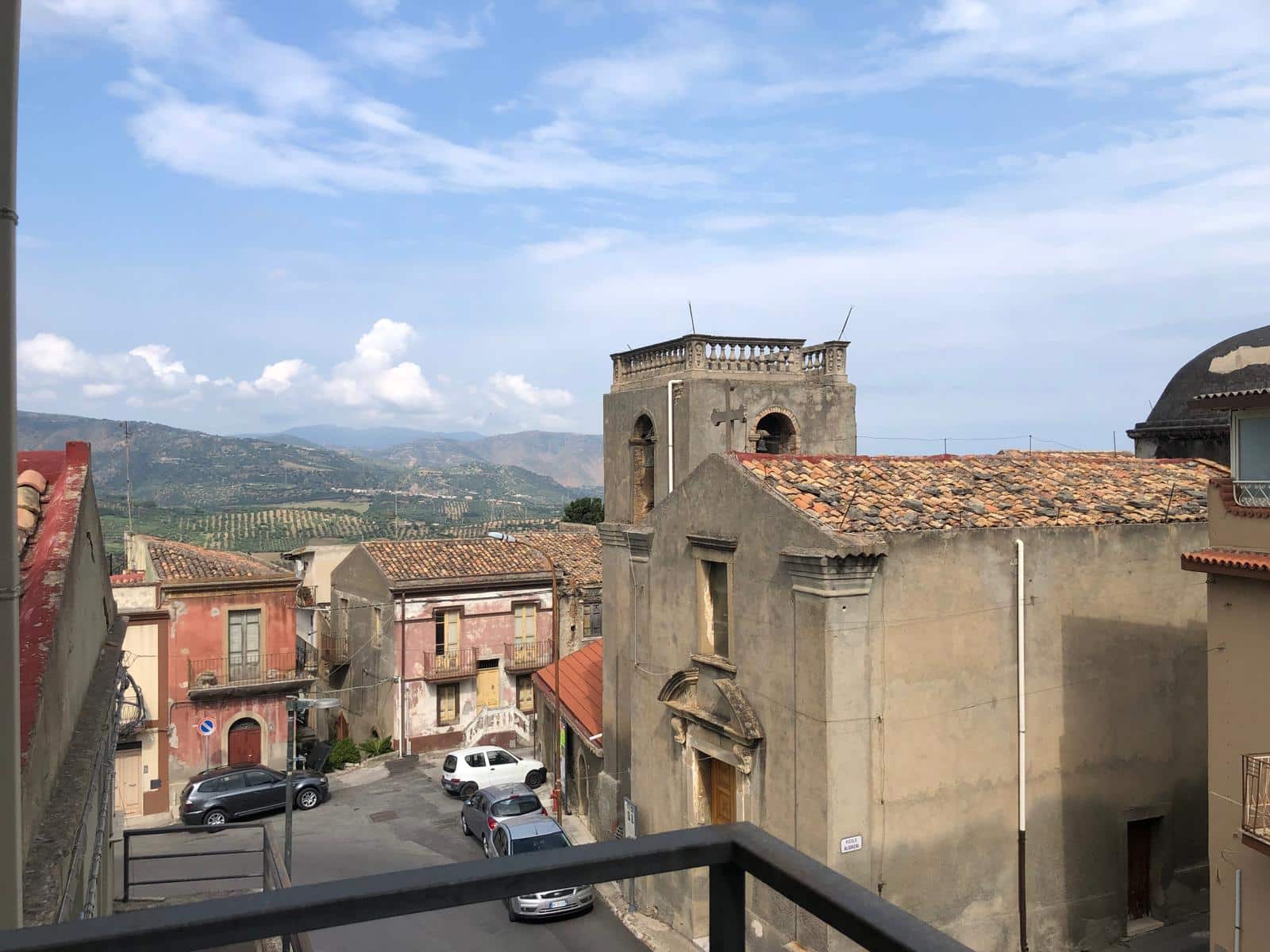 Vecchio paesino italiano con chiese storiche, tetti in terracotta e vista panoramica sulle colline toscane, perfetto esempio di architettura tradizionale e charme mediterraneo.
