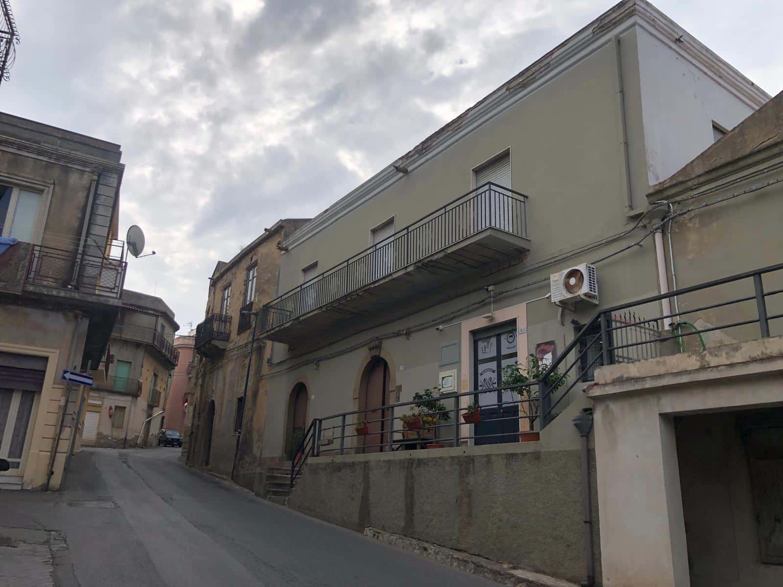 Vendita appartamento nel centro storico di Napoli, vicino a piazza Dante, entrata indipendente, balcone con fiori, aria condizionata, panoramica, ristrutturato, zona residenziale, stabile signorile.