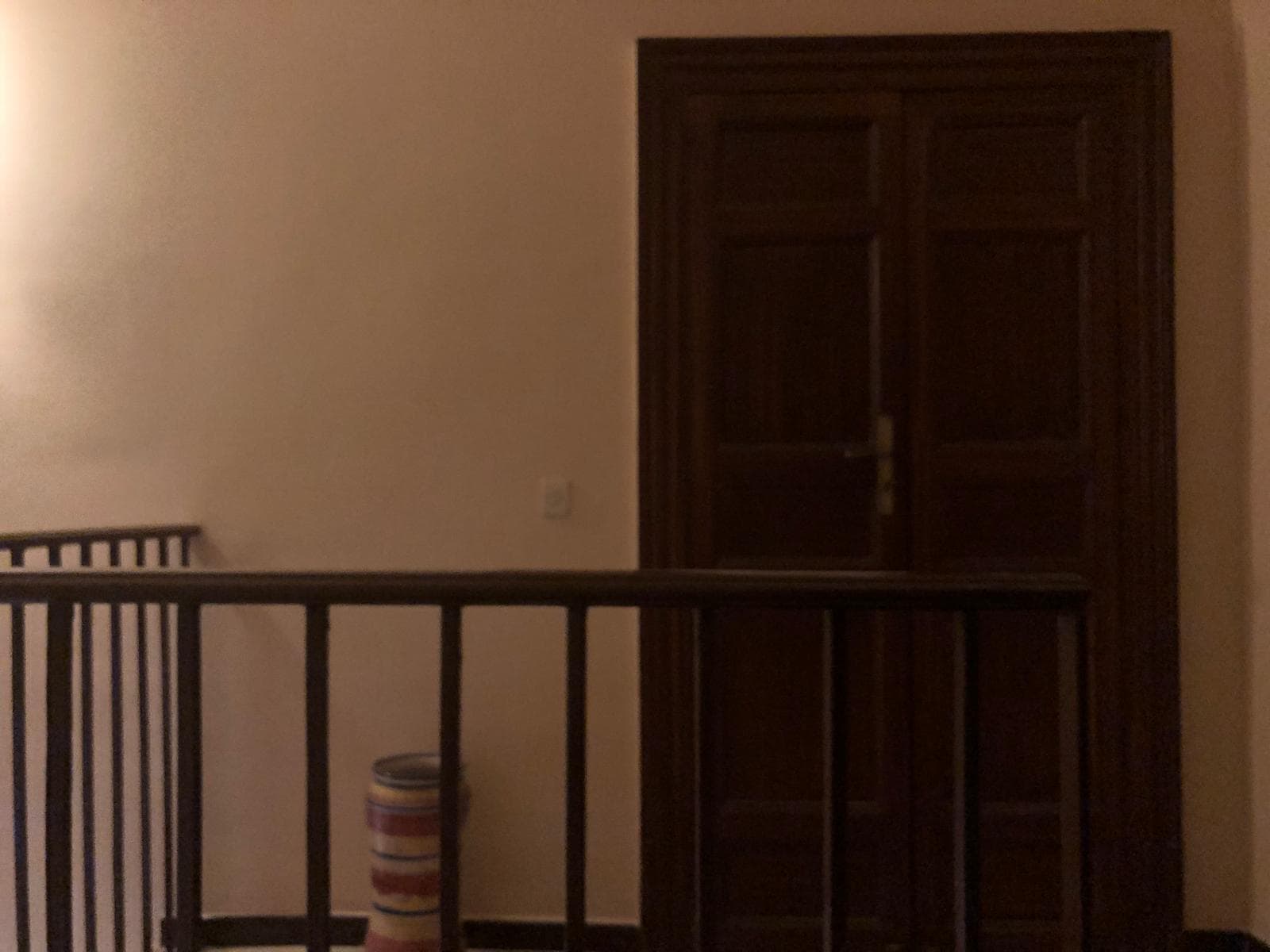 Armadio a ante in legno scuro, modello classico, in una stanza di casa, creazione di interni elegante e funzionale.