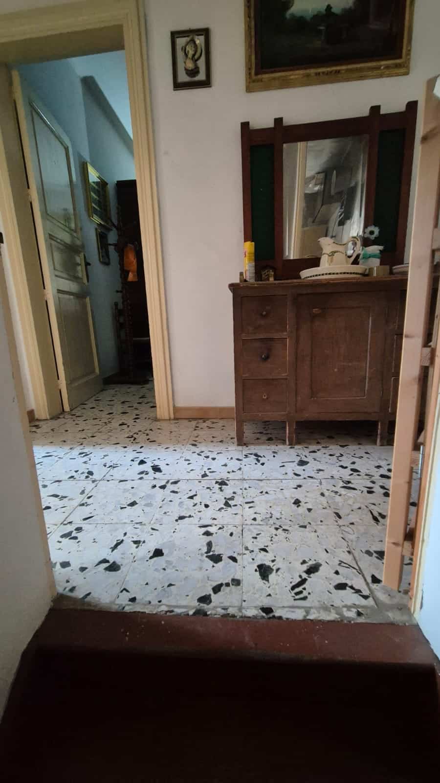 Antico comò in legno con specchio da camera da letto, mobili vintage con dettagli classici in stile shabby chic, atmosfera calda e accogliente.