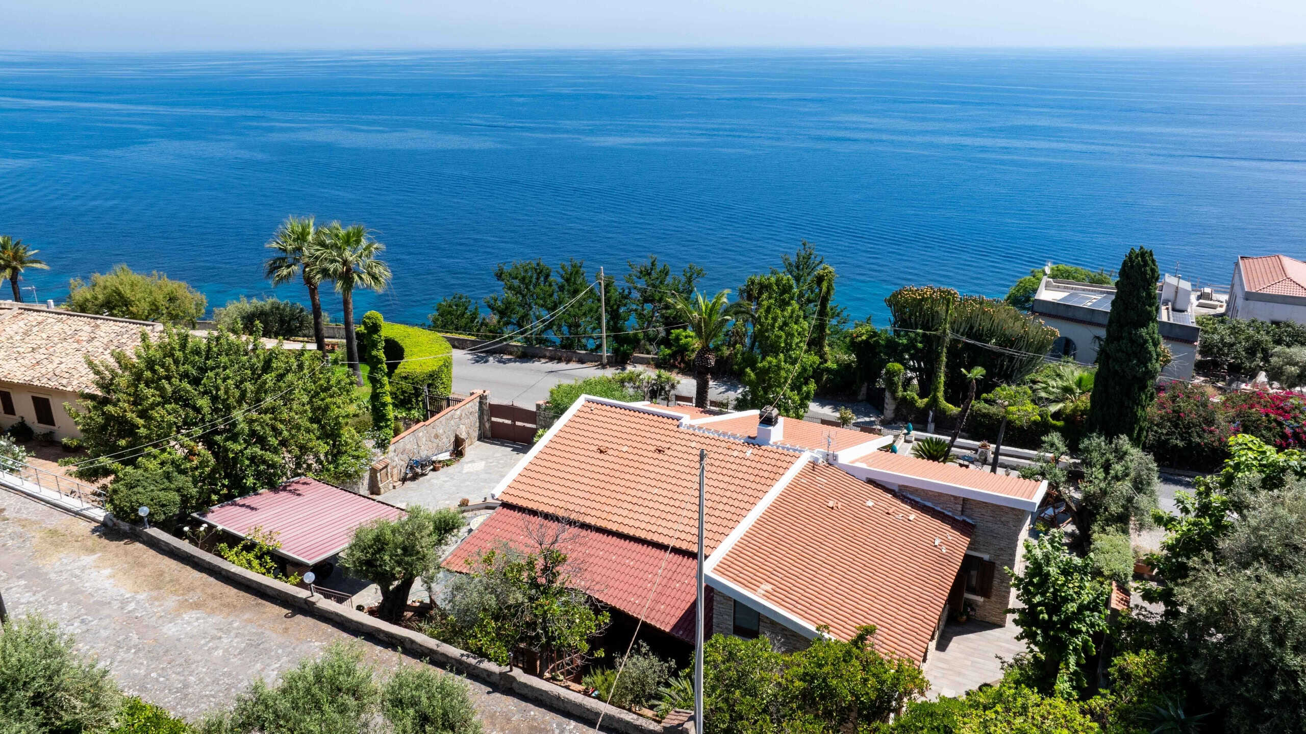 Vista mare da casa con giardino tropicale e terrazza panoramica, proprietà in vendita nel centro di Amalfi, campagna mediterranea di lusso, immobili esclusivi, vista incantevole sul mare.