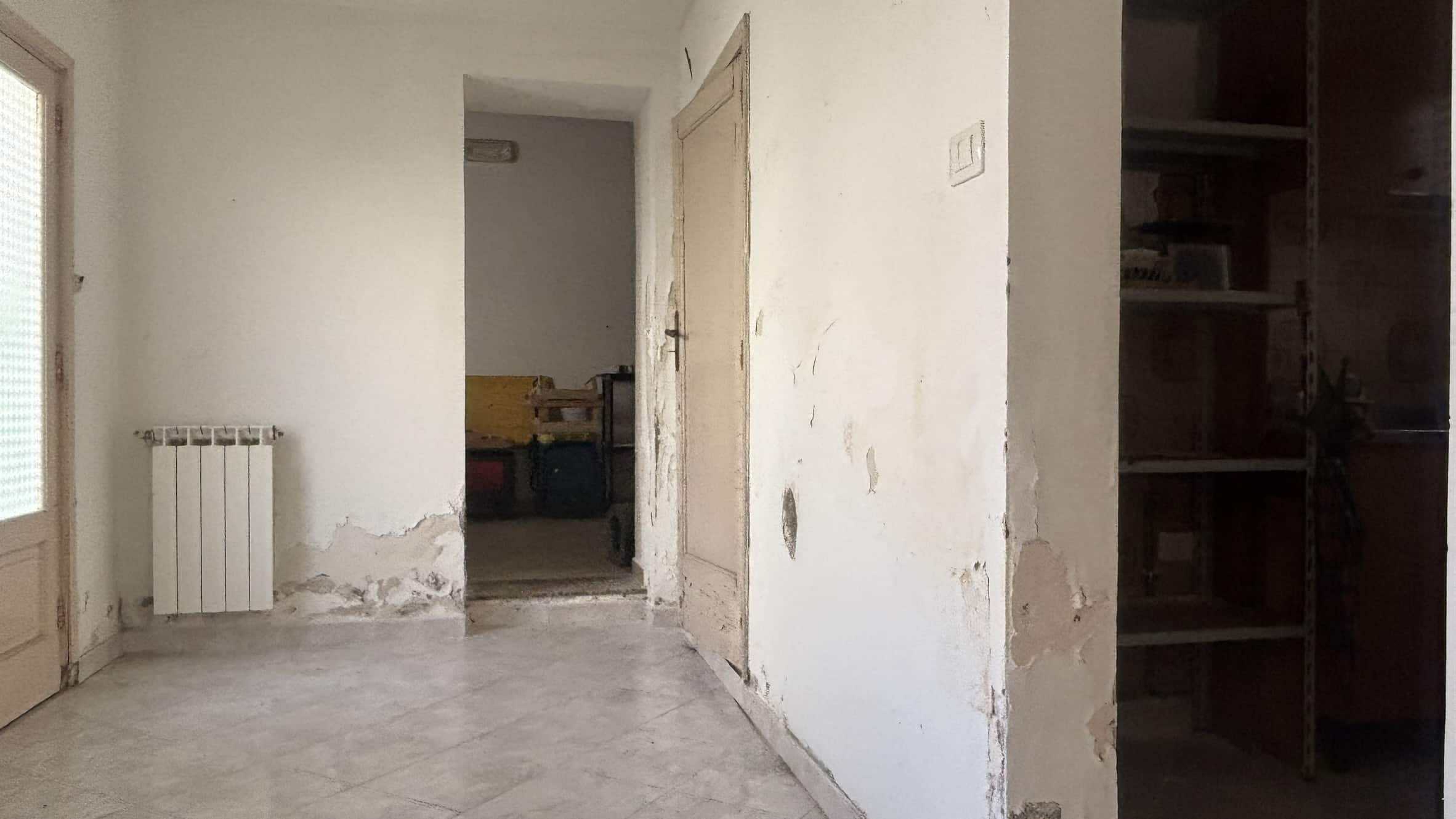 Ristrutturazione casa, soffitto e pareti da riparare, internamente in fase di rinnovo, spazio abitativo con accesso a locale di servizio o magazzino, con parete finestra e mobile di riparazione.