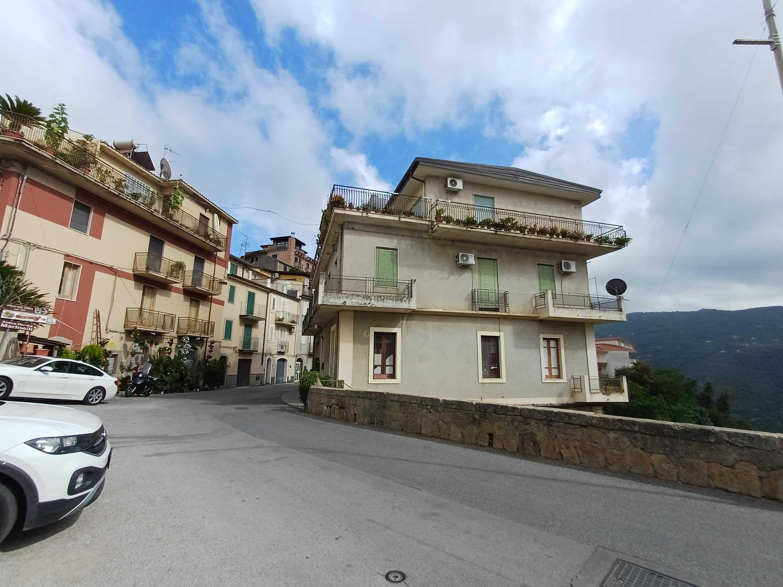 Vila residenziale con terrazze panoramiche nel centro di un paesino di montagna, vista sul mare e sulle colline, stile tradizionale italiano, luminoso e spazioso, perfetto per vivere o affittare.
