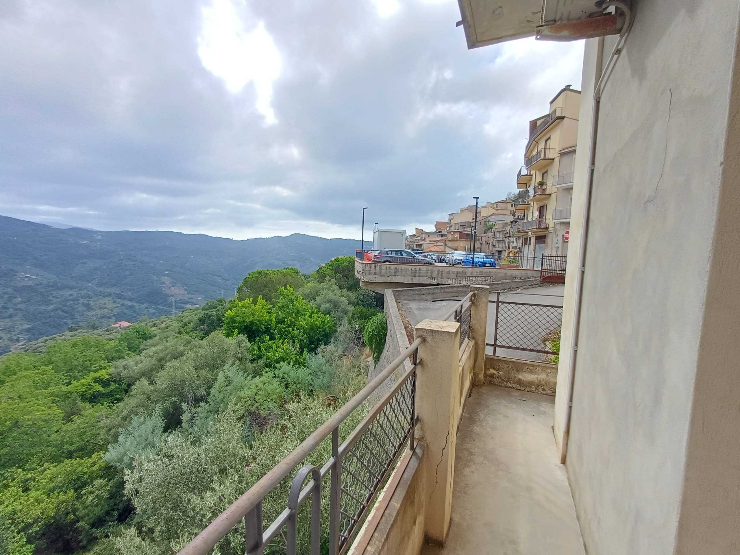 Balcone con vista sulle colline verdi ecase di montagna in un quartiere residenziale, ambiente tranquillo e naturale, ideale per amici e famiglia, appartamento con spazio esterno, zona panoramica.