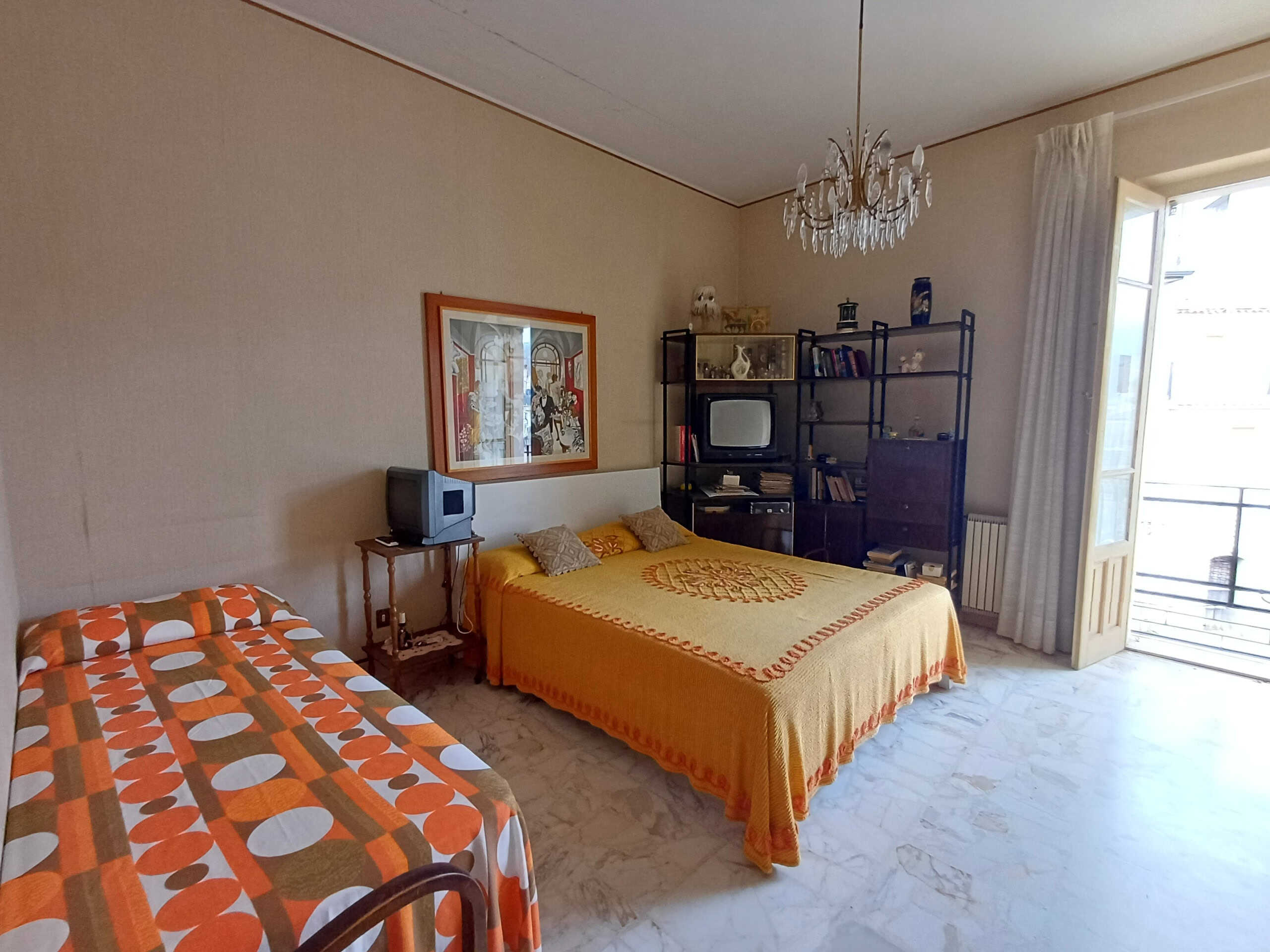 Ampio appartamento a Piombino con arredamento vintage, camere da letto doppie e balcone con vista sulla città. Ideale per famiglie o coppie in cerca di comfort e posizione centrale.