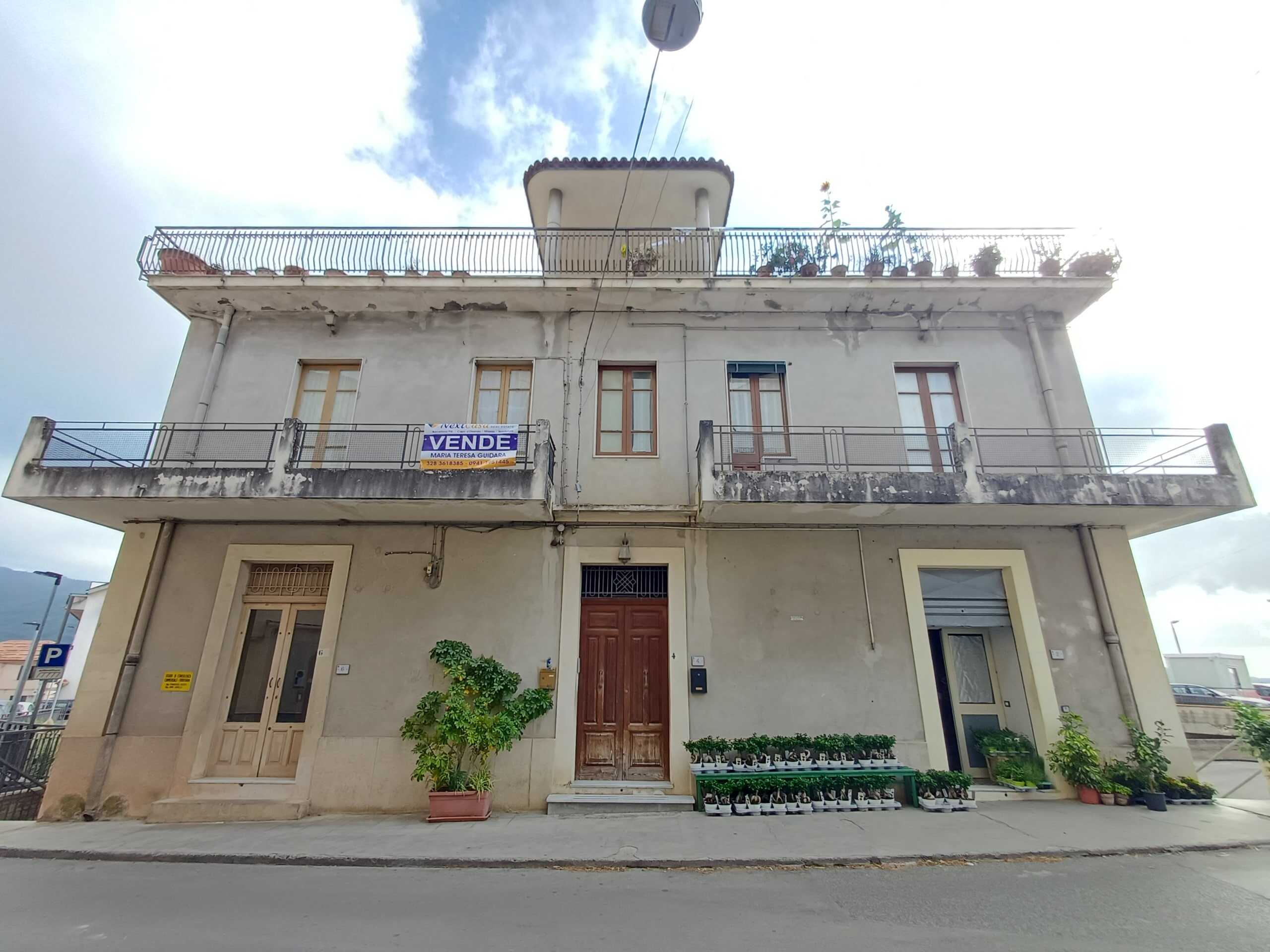 Vende un edificio residenziale con tre piani in ottime condizioni, ubicato in una zona centrale con spazi esterni e terrazze. Perfetto per investimento o proprietà da ristrutturare.