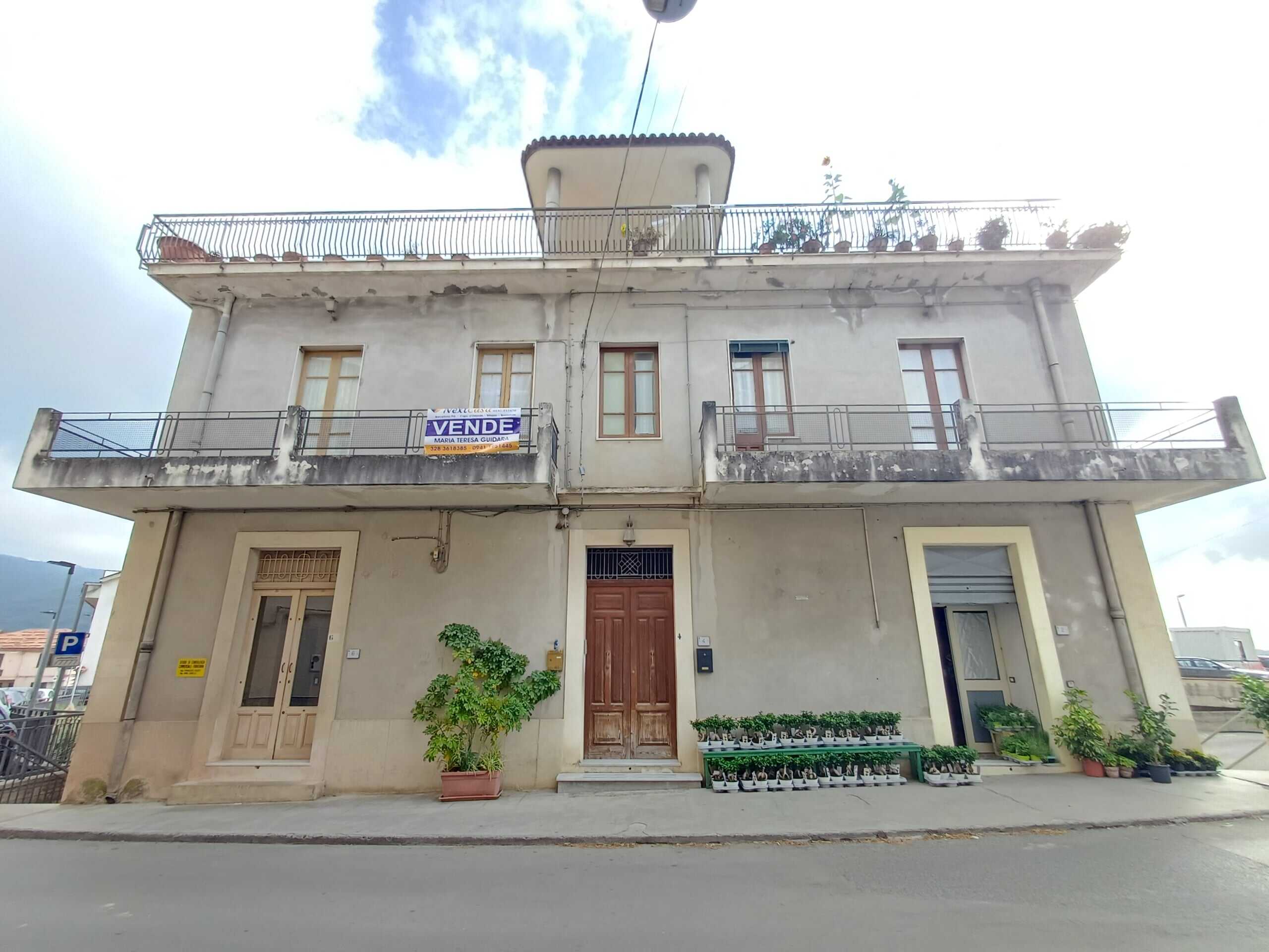Vendita appartamento in edificio storico con balconi e piante, ubicato in zona centrale, perfetto per investimento immobiliare, con possibilità di ristrutturazione e personalizzazione.