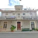 Vasta casa plurifamiliare in vendita con balconi e piante, in posizione centrale e ben accessibile, ideale investimento immobiliare e situata in una zona con facile accesso alle principali vie cittadine.