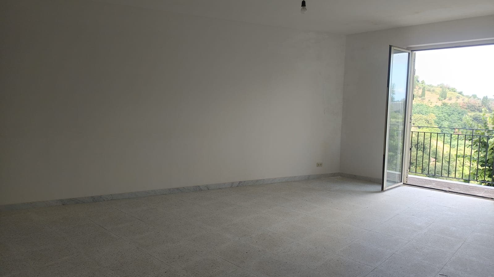 Ampio appartamento con balcone e vista panoramica sulla natura circostante, ideale per investimenti immobiliari, ristrutturazione o primo acquisto. Ambiente luminoso e ben ventilato.