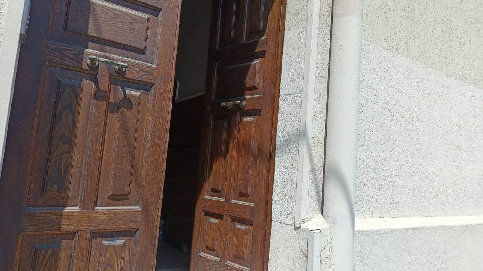 Bellissima porta d'ingresso in legno massello con dettagli artigianali, perfetta per valorizzare l'ingresso di una casa elegante e accogliente. Ideale per valorizzare proprietà di pregio e interni classici o rustici.