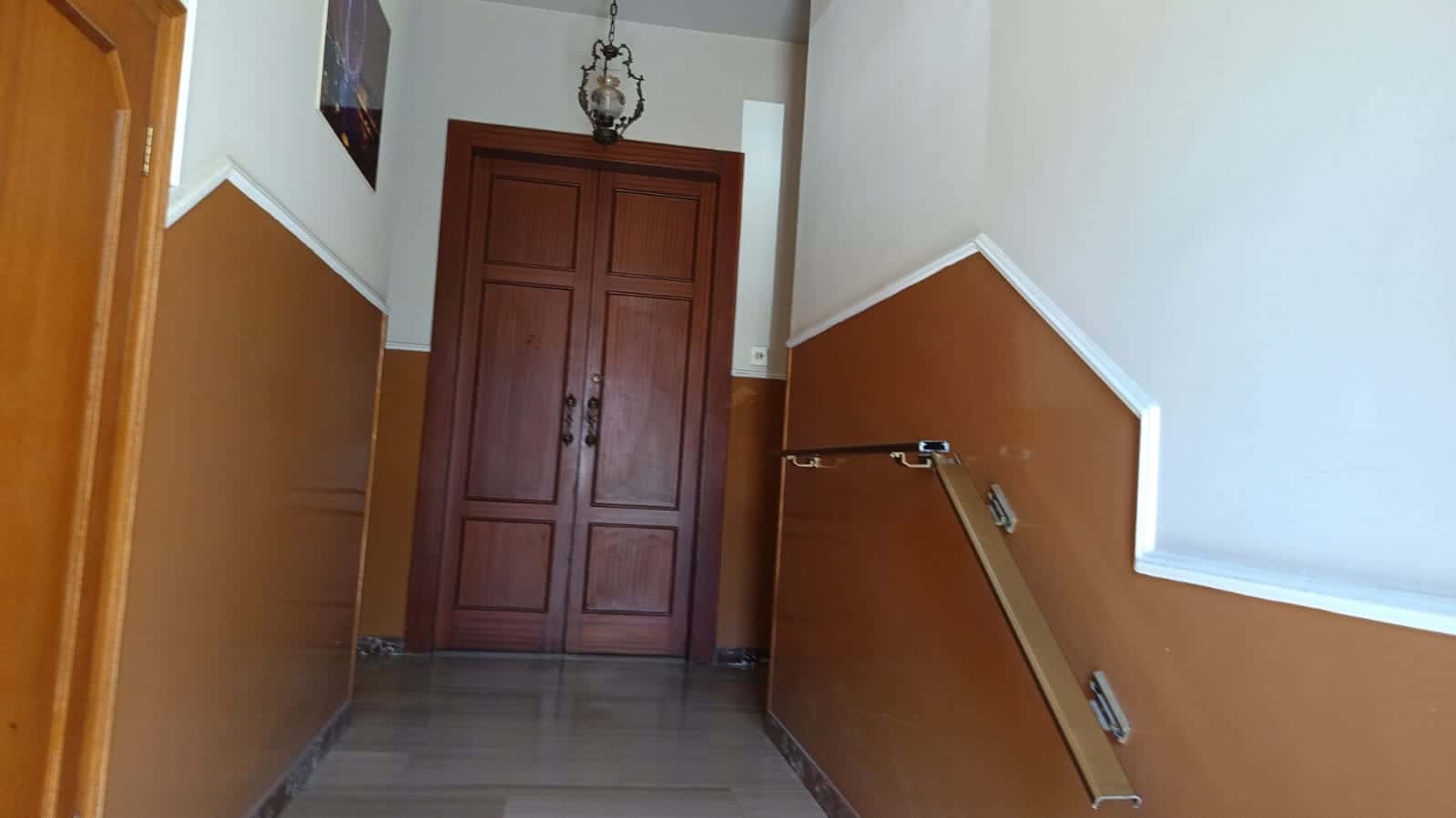 Porta di legno in stile classico in entrata, arredi moderni, dettagli eleganti, ideale per case da sogno, proprietà in vendita o affitto.