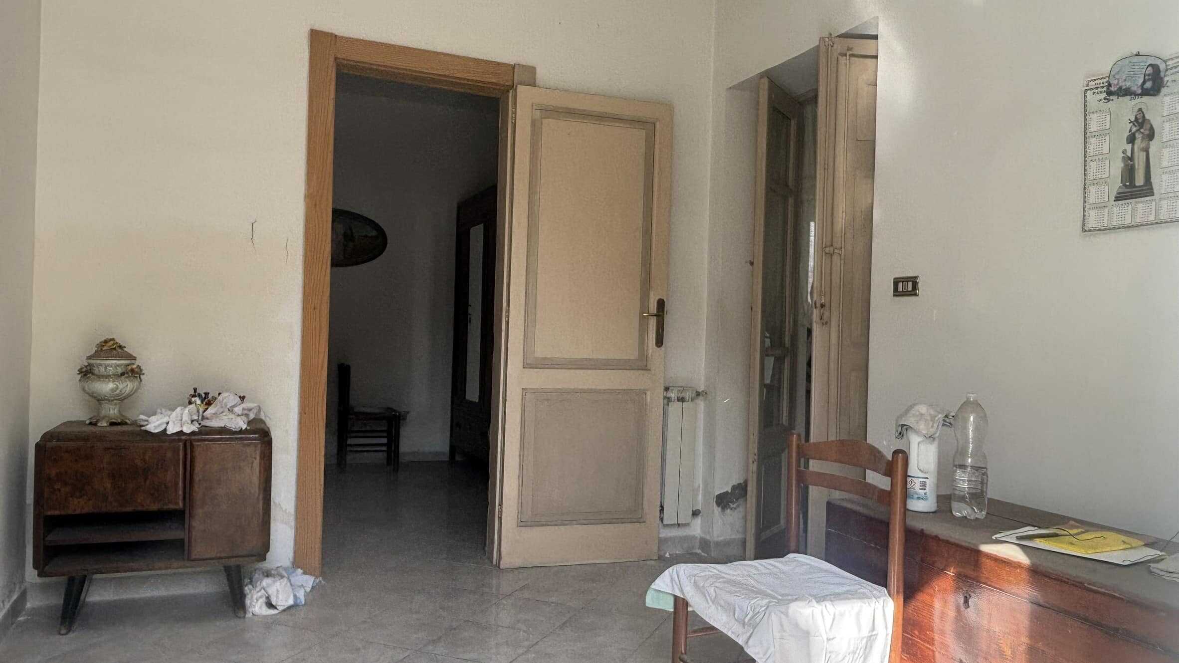 Foto di una stanza di casa con mobili classici e pareti bianche, ambiente luminoso e rustico, perfetta per persone che cercano soluzioni di arredamento tradizionali e accoglienti.