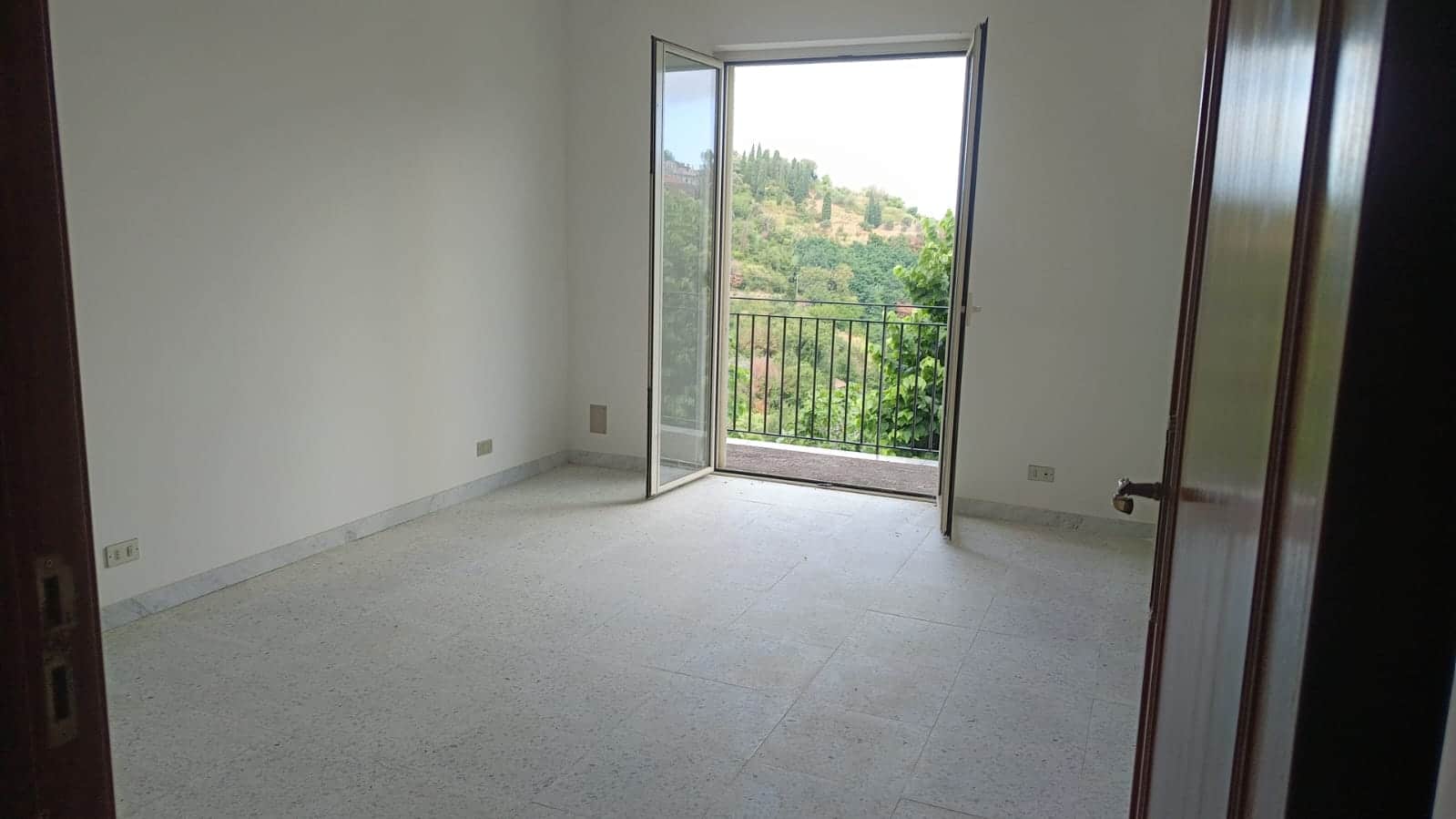 Balcone con vista panoramica sulla natura in un appartamento nuovo, ideale per la vendita e l'affitto, presente sul sito NextCasa Italia.