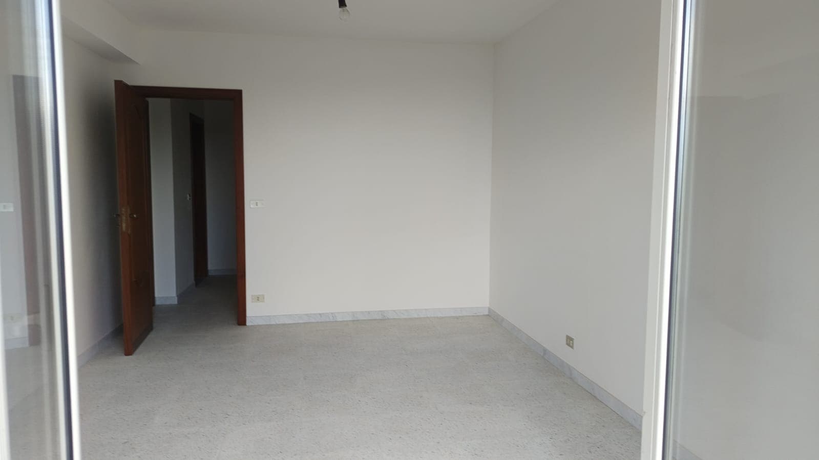 Deposito di immobili residenziali NextCasa, stanze luminose e spaziose, pronto per personalizzare e arredare. Ideale per chi cerca soluzioni immobiliari di qualità e affidabili in Italia.