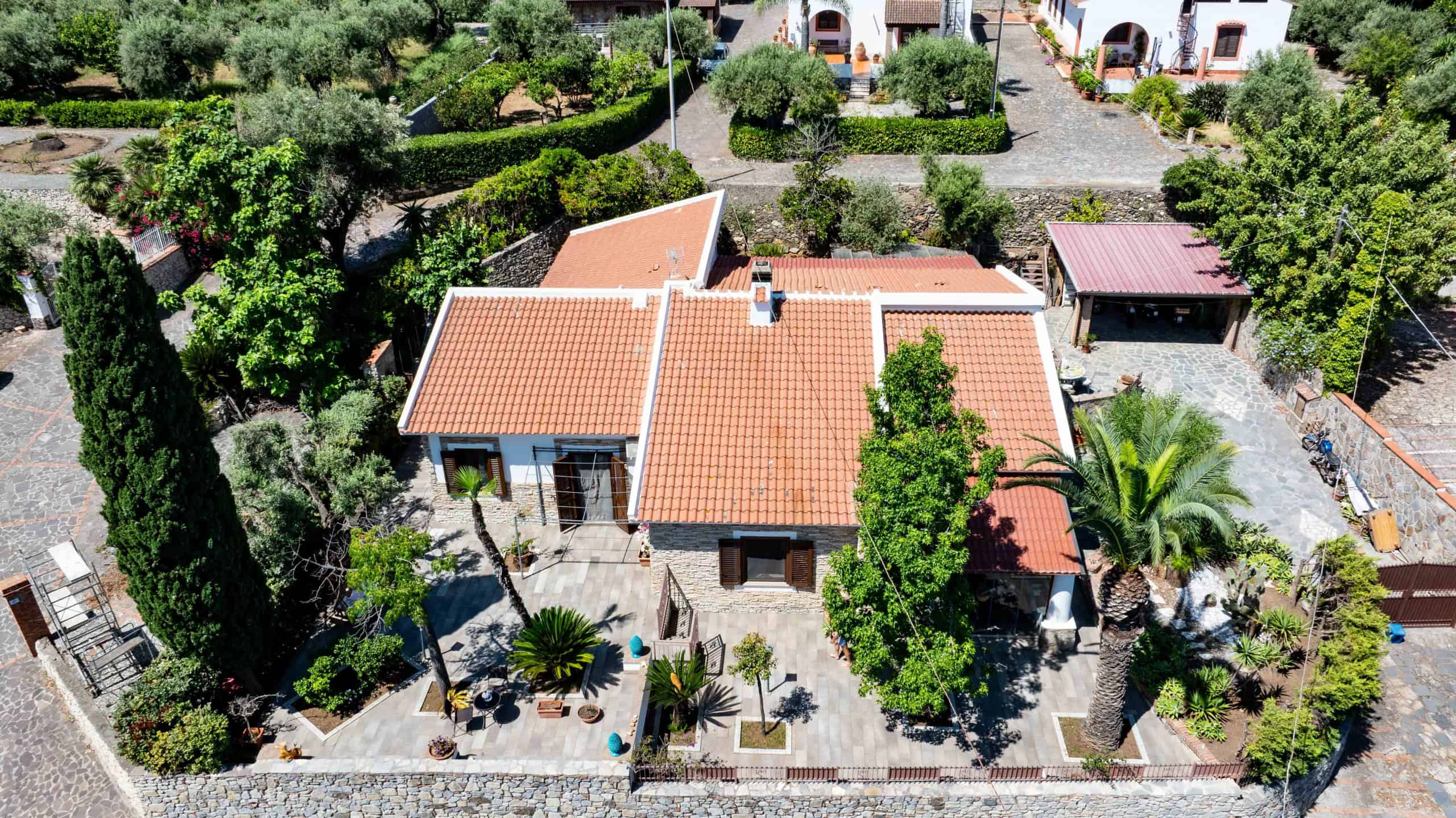 Villa indipendente con giardino ben curato, piscina e terrazza panoramica, situata in zona residenziale tranquilla, ideale per famiglie e amanti del relax all'aperto.