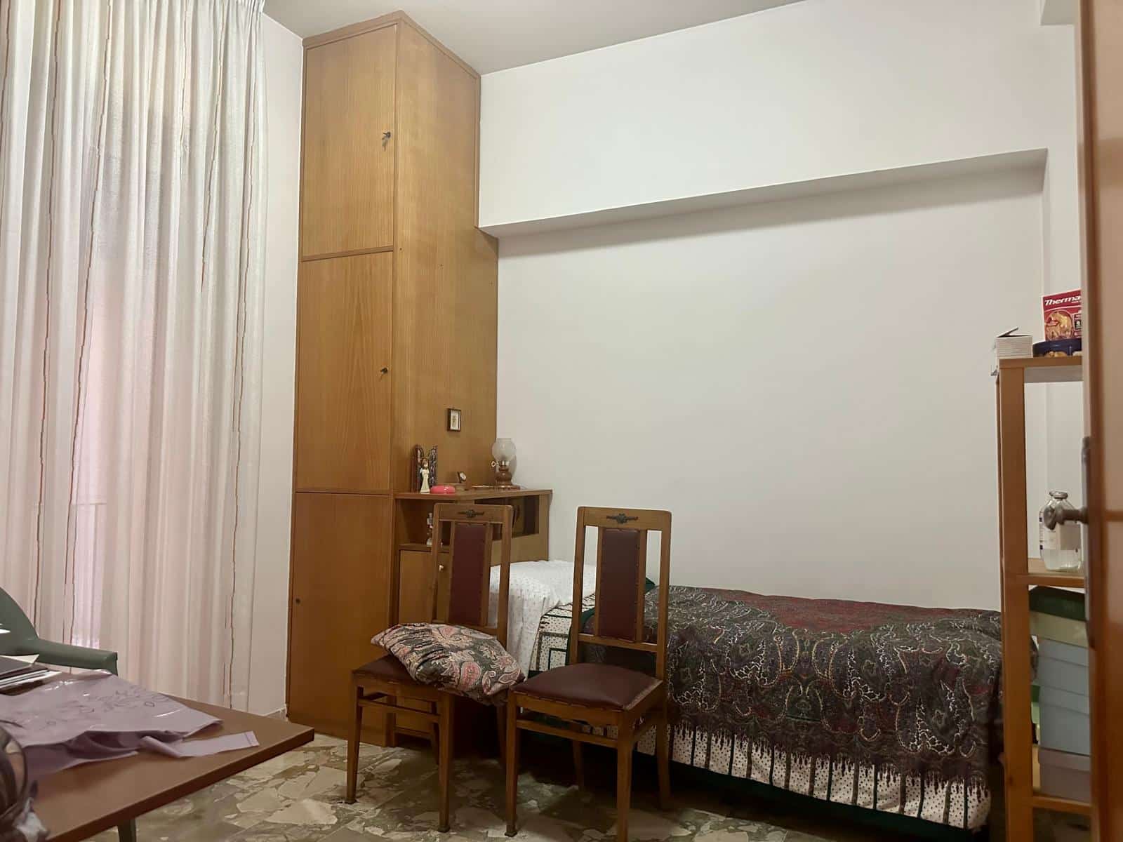 Armadio anni '70 in legno con camera singola, dettagli decorativi, arredamento funzionale, ambiente caldo e accogliente, spazio di riposo, arredamento vintage, stile classico, camera da letto, arredamento tradizionale, NextCasa.