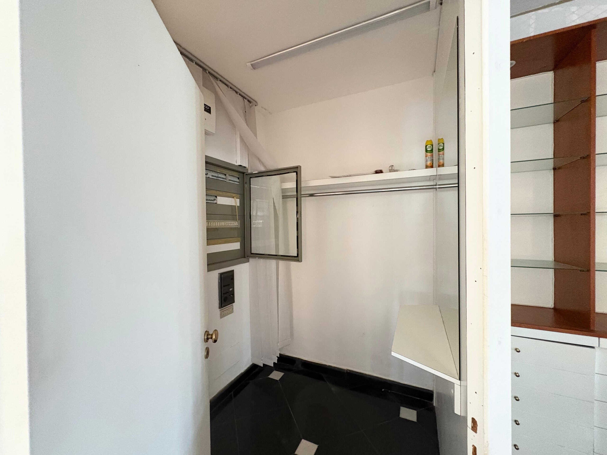 Armadio a muro con ripiani e prese elettriche, soluzione di spaziatura e organizzazione in un ambiente domestico.