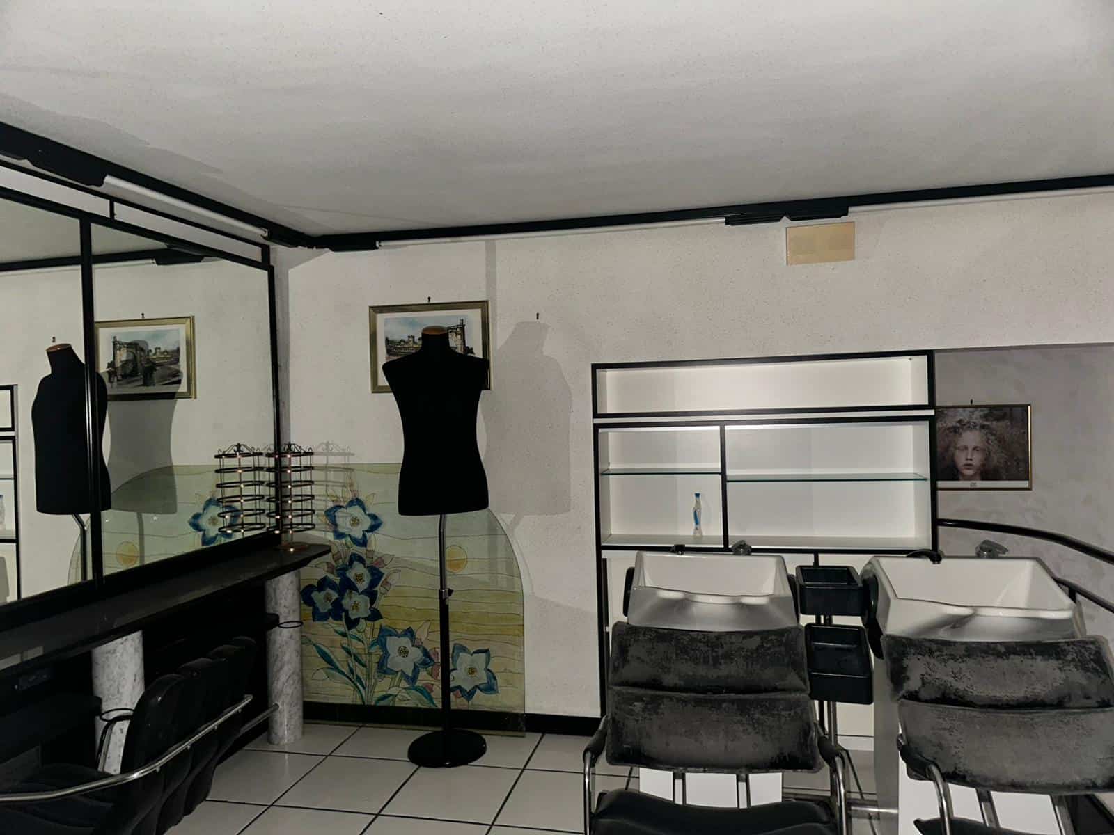 Vetrina con manichini e esposizione di accessori in un negozio di moda NextCasa in Italia.