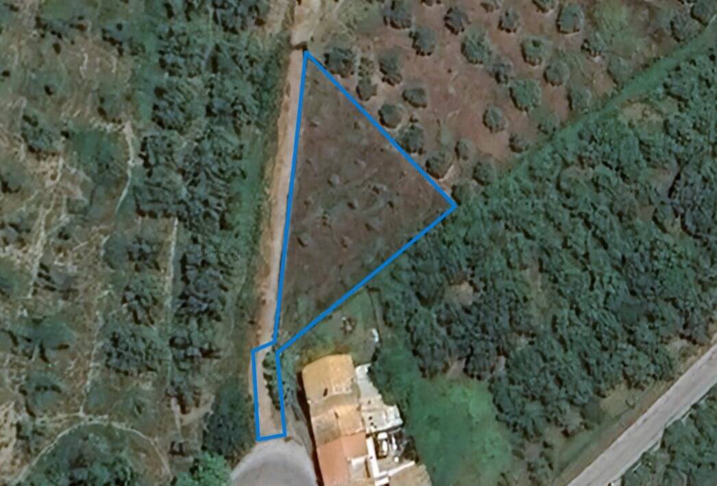Terreno edificabile su competo con altea, in zona tranquilla e verde, ideale per costruzione di case o investimenti immobiliari in Toscana.