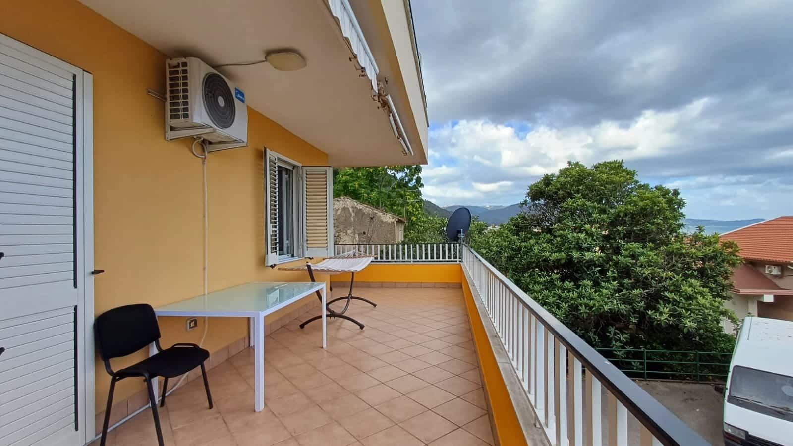 Balcone privato con vista su montagne e natura, arredato con tavolo, sedie e satellite, ideale per relax e cene all'aperto, in zona tranquilla e panoramica vicino a Napoli e tutto il sole del sud.