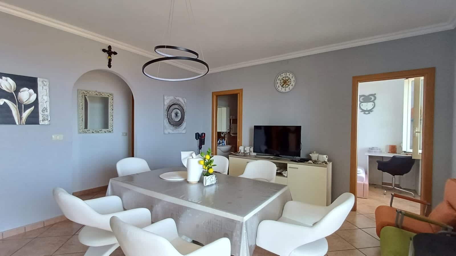 Immagine WhatsApp 2025-07-09 ore 10.39.01_c2de8856 Elegant soggiorno moderno con tavolo da pranzo, decorazioni Art Deco, TV e accessori, ideale per la vita di famiglia o incontri sociali, comfort e stile in ogni dettaglio.