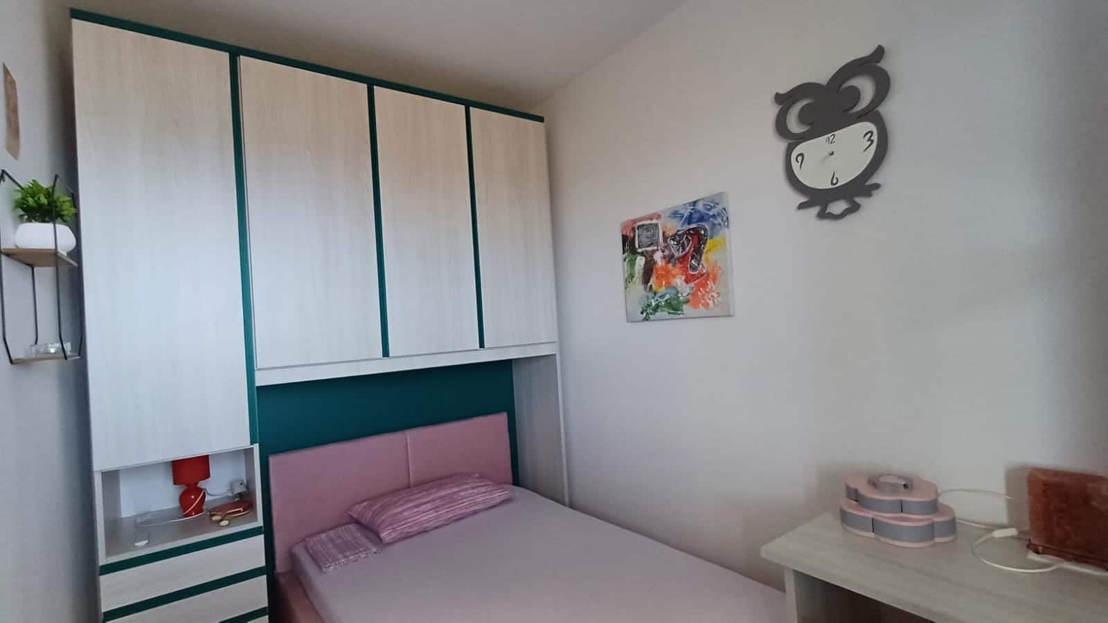 Armadio a specchio per camera da letto, mobile multiuso con ante battenti e cassetti, arredamento moderno e funzionale. ideale per ottimizzare gli spazi in casa.