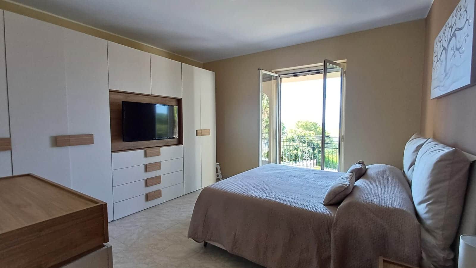Moderni-camera-letto-vecchi-mobili-free-standing-con-balcone-e-giardino-naturale-ambienti-vestiti-accoglienti-e-arredati-con-uno-stile-minimalista-e-confortevole-dettagli-di-architettura-e-design-interni-visualizzazione-chiara-di-una-camera-aconfortevole-e-ampi-spazi-per-familie-e-insieme-di-interni-accoglienti-nelle-residenze-di-qualità-naturale-nextcasa-it.