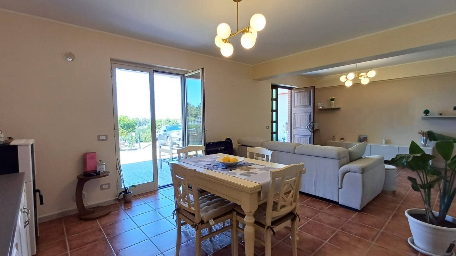 Splendida casa al mare con soggiorno luminoso e arredamento confortevole, accesso al terrazzo con vista panoramica, atmosfera accogliente e moderna, ideale per vacanze o residence permanente, NextCasa.
