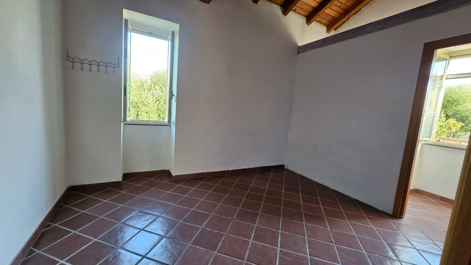 Centro storico appartamento ristrutturato con finestre ad anta, pavimenti in cotto, luminoso, ideale per investimento o residenza moderna.