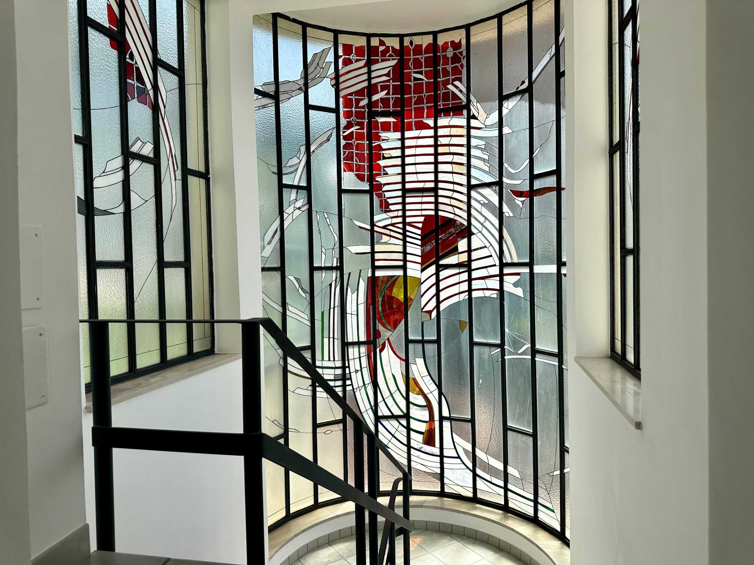 Vetri colorati artistici e design moderno per ambienti interni, con dettagli in vetro smaltato e illuminazione naturale, ideale per arredare case e uffici eleganti e contemporanei.
