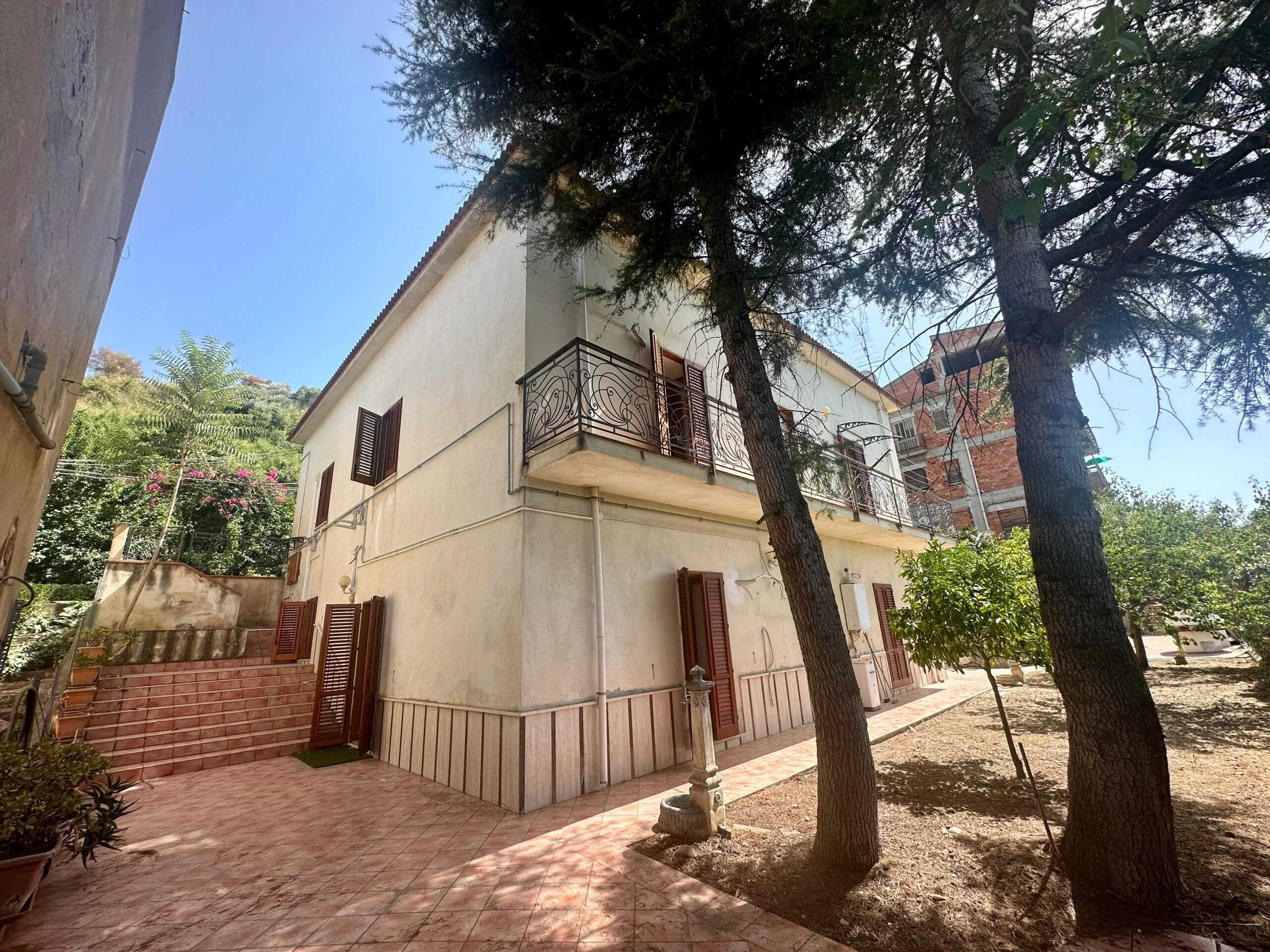 Villa in vendita con ampio giardino e terrazza panoramica - NextCasa, agenzia immobiliare specializzata in proprietà residenziali in Italia.