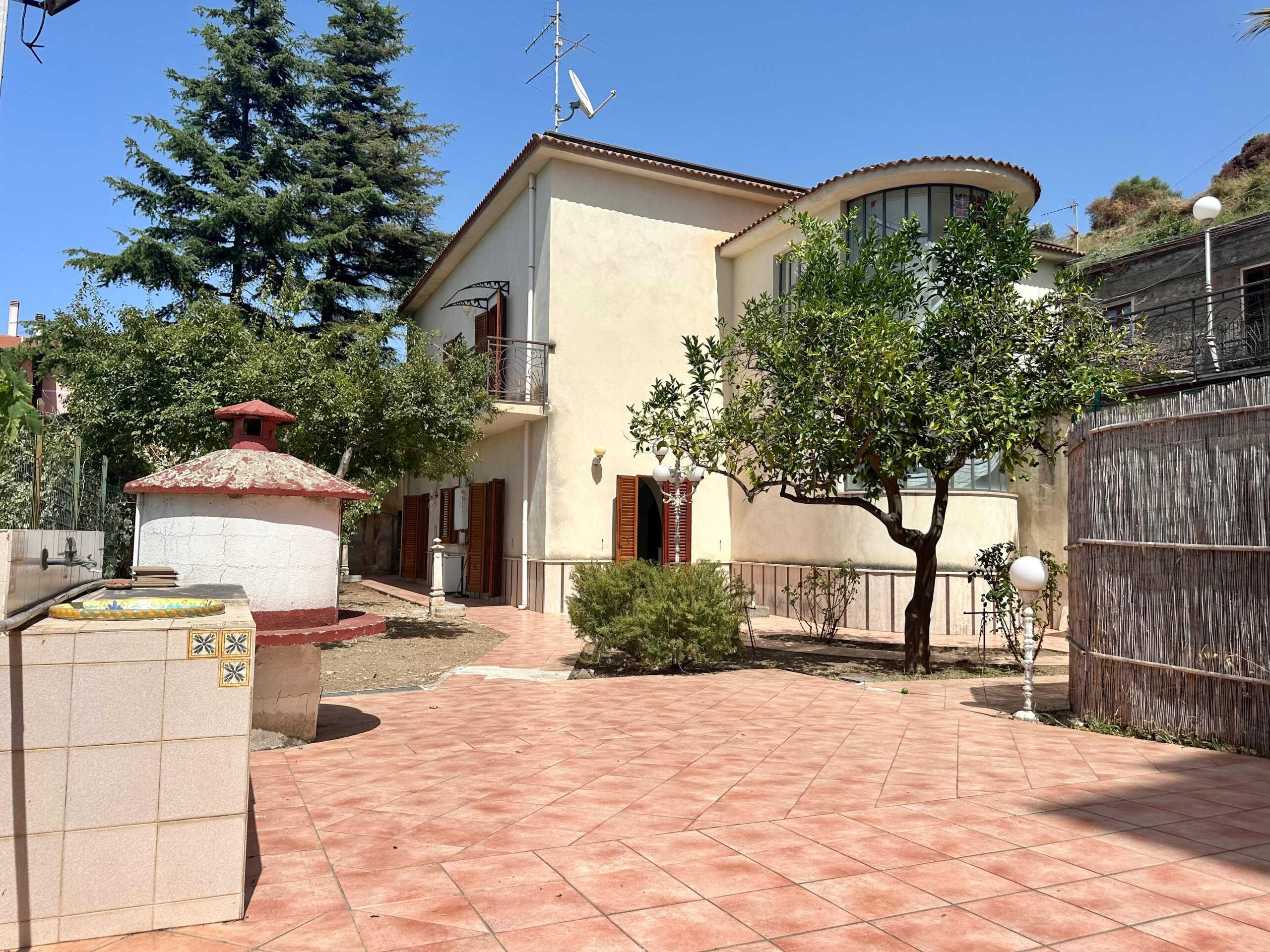 Immagine WhatsApp 2025-07-23 ore 16.02.42_d81cc4cd Ampio giardino con zona relax e piante, casa indipendente in zona tranquilla con ampie finestre e balconi, ideale per vivere all'aperto e godersi la natura a pochi passi dal centro.