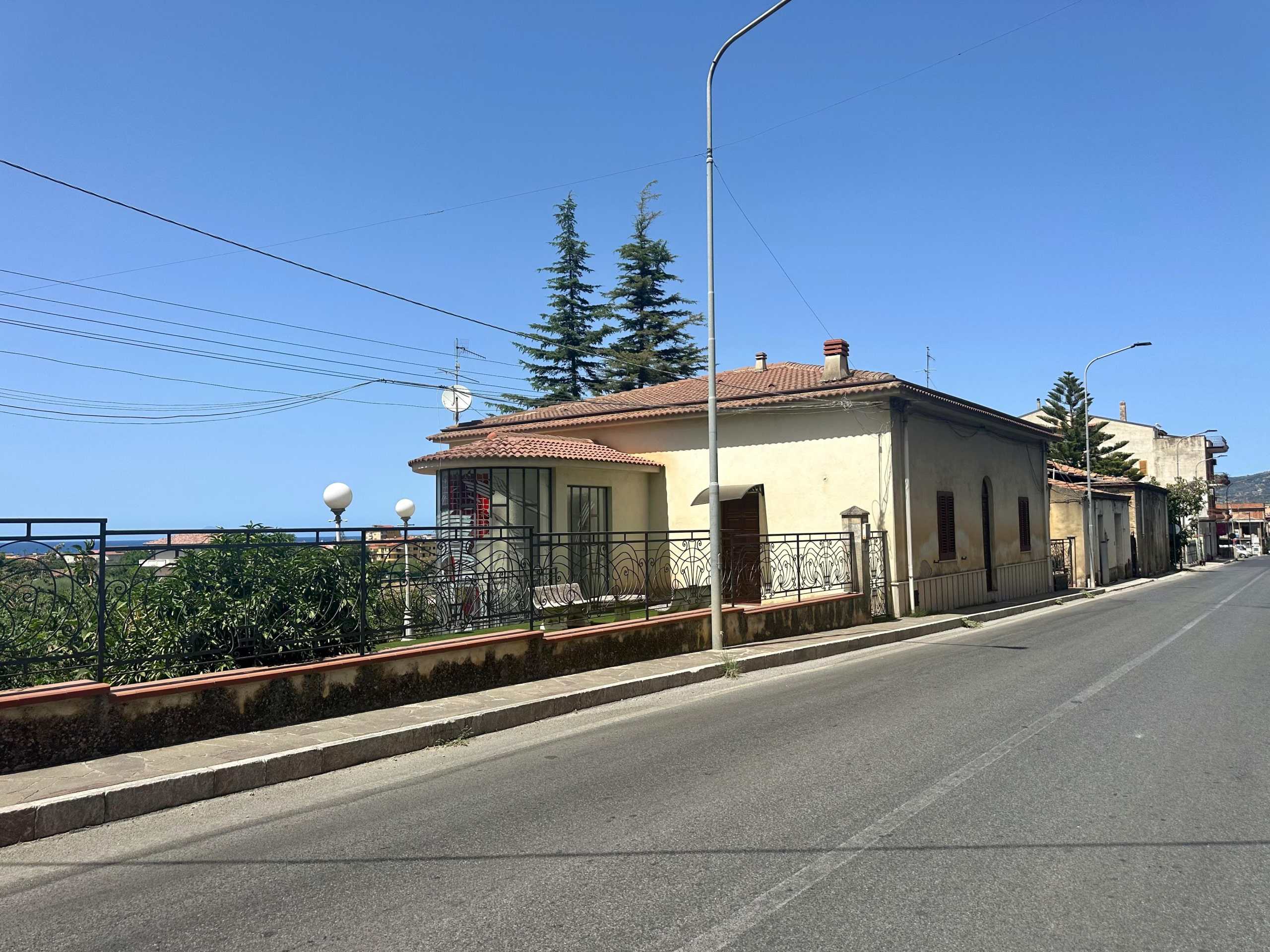 Casa indipendente in vendita a NextCasa, zona tranquilla con ampio spazio esterno, giardino e vista sulle montagne. Ideale per chi cerca una soluzione abitativa in zona residenziale.