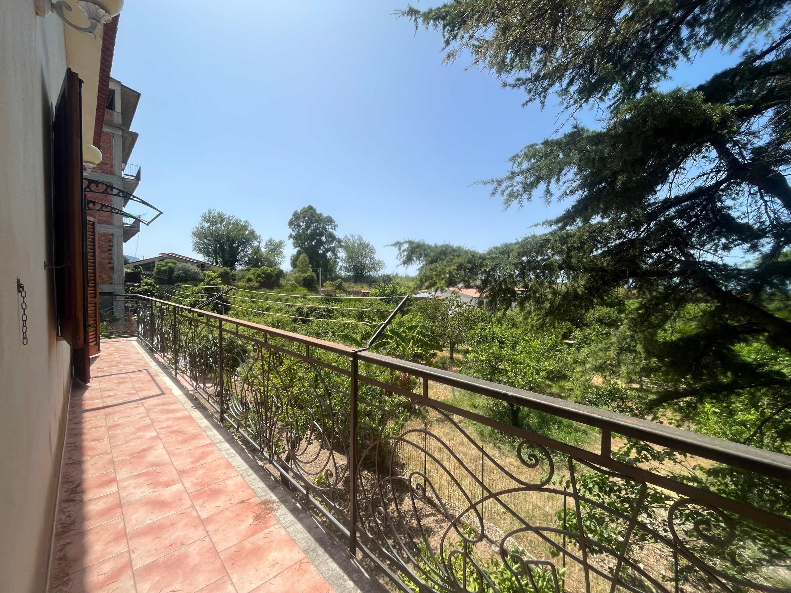 Balcone con ringhiera in ferro battuto, affaccio su natura verde e paesaggi rurali, ideale per relax e colazioni all'aperto in residence vicino a città e zone verdi.