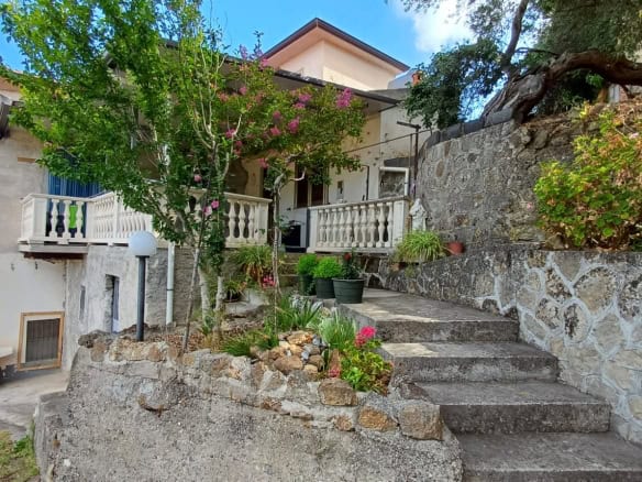 Casa innrrestata con terrazza e giardino, ambiente tranquillo e accogliente, ideale per relax e vivere in Toscana. Murature in pietra, piante fiorite e scale in pietra creano un’atmosfera autentica e suggestiva.
