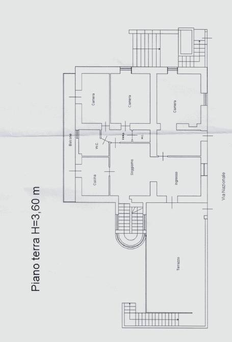 Appartamento con pianta dettagliata di un piano terra di 3,60 metri di altezza, con stanze, soggiorno, cucina, bagno, camere da letto, terrazzo e ingressi, ideale per progetti di ristrutturazione e design immobiliare.