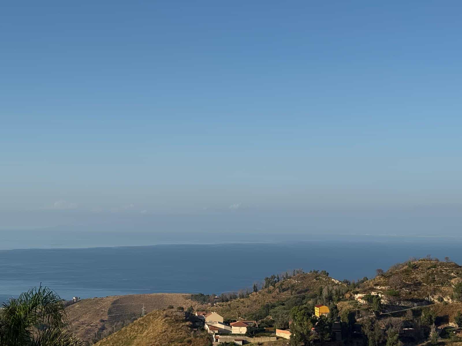VISTA PANORAMICA DEL MARE E DELLE COLLINE VICINE IN UN CONTEXTO DI IMMOBILIARE DI LUSSO A NEXTCASA.