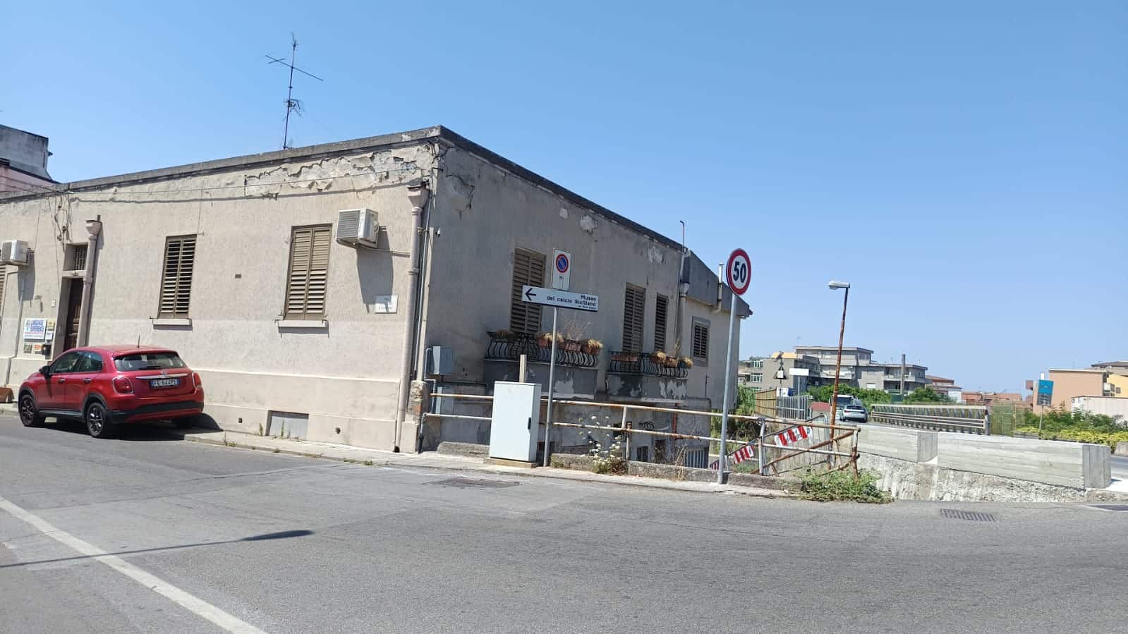 Villetta abitabile in Via dei Cavalieri di Malta a Palermo, con facciata in pietra, finestre con persiane e parcheggio antistante. Situata nel quartiere di NextCasa, ideale per investimenti immobiliari a Palermo.
