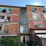 Facciata di un edificio residenziale in stile urbano con balconi e finestre, alcune con tende e aria condizionata, situato in un quartiere cittadino, rappresenta soluzione abitativa versatile e in centro città.