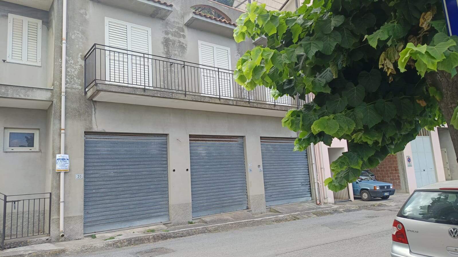 Vendita immobile a uso commerciale con garage a Roma, su strada principale, con ampio spazio esterno, ideale per attività imprenditoriali e investimento immobiliare.