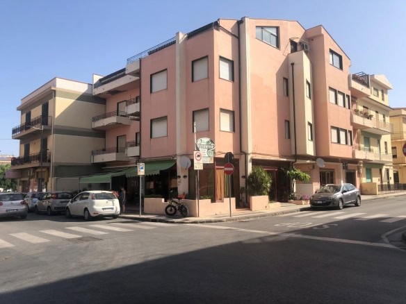 Villa moderna con appartamenti in vendita vicino al centro storico, luminosi e con balconi privati, in zona residenziale ben collegata. Ideale per famiglie o investimento immobiliare.