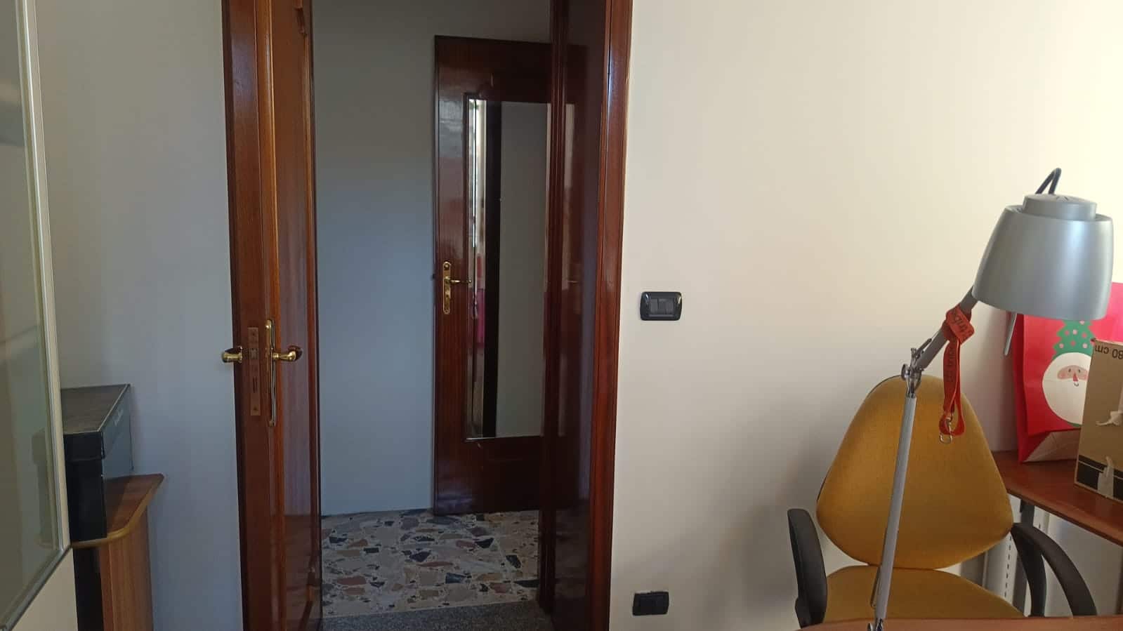 Porta d'ingresso in legno elegante con vetri, ingresso luminoso, arredamento home staging, stile rustico moderno.