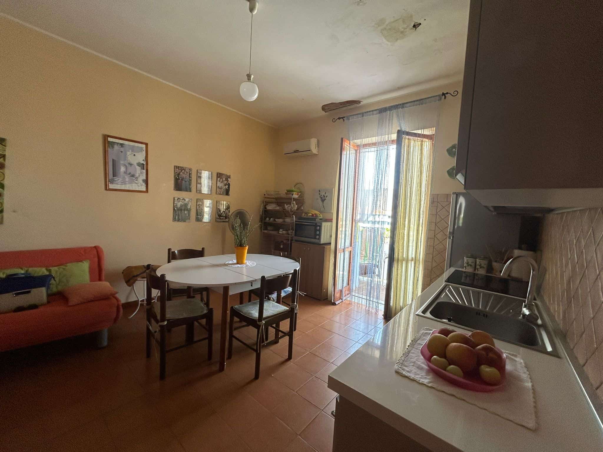 Vivere in un appartamento accogliente con cucina spaziosa e balcone soleggiato, ideale per chi cerca comfort e funzionalità in una zona centrale.