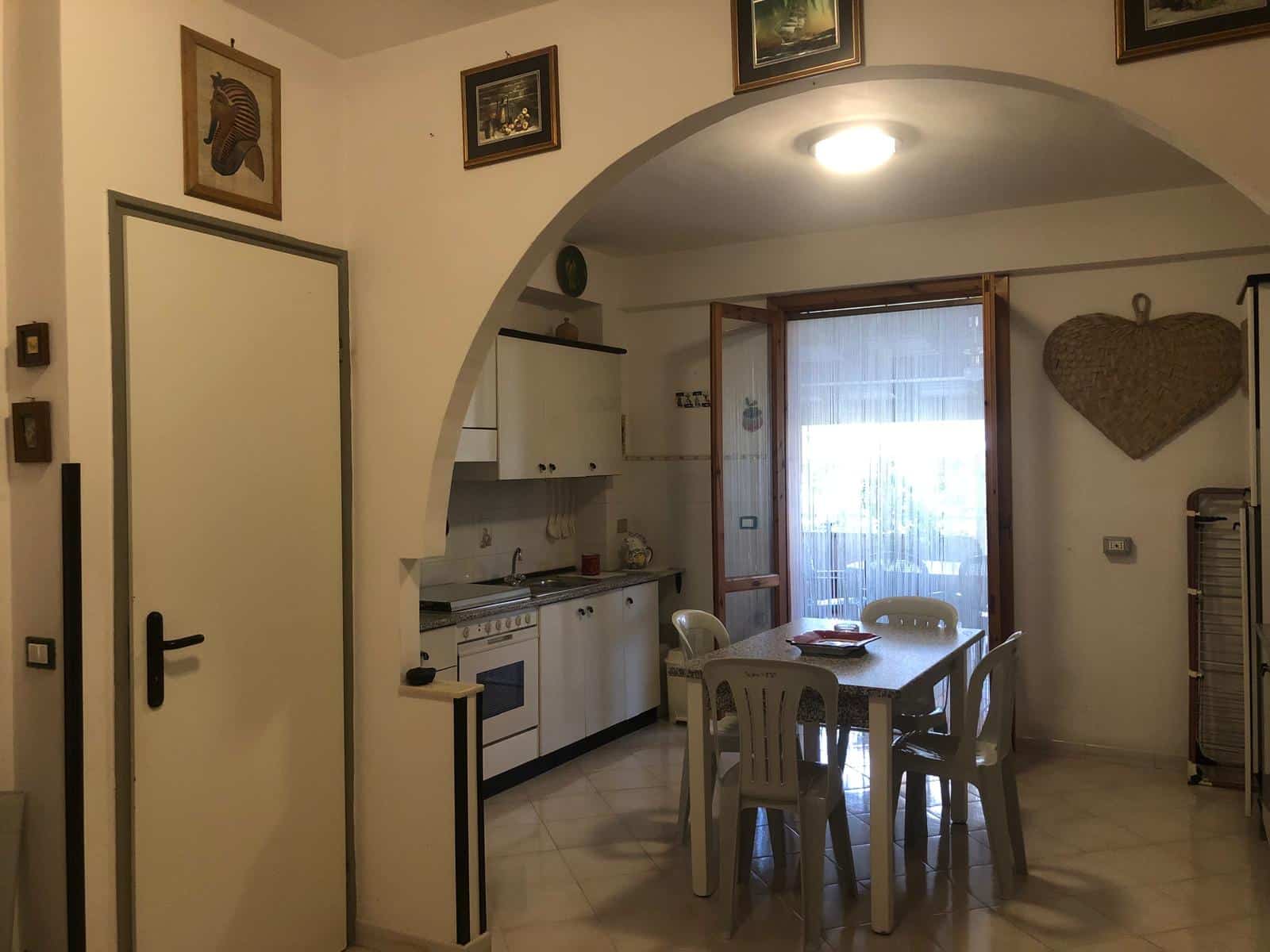 Luminoso appartamento con angolo cottura e zona pranzo, spaziosa e arredata con gusto, con accesso a un balcone o terrazza, ideale per soggiorni confortevoli e relax all'aperto.