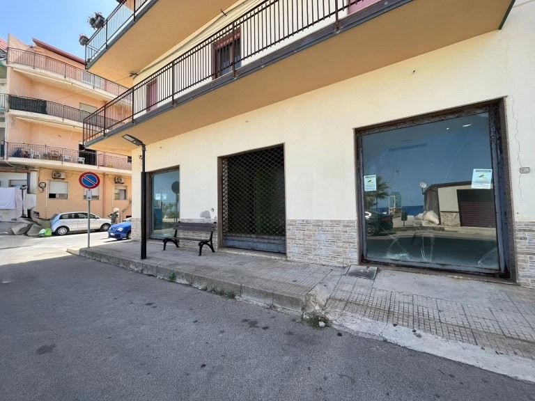 Locale commerciale/Appartamento in vendita in via Lungomare Colonna, Villa Margi, Reitano, Me